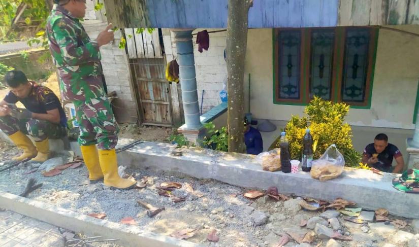 Salah seorang warga RT 017 RW 008 Dusun Mundu, Panidi, mengaku sengaja datang mengantarkan kopi dan makanan ringan sebagai bentuk apresiasi kepada prajurit TNI.