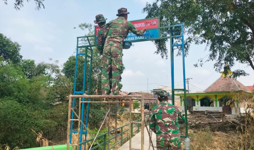 Melalui program TNI Manunggal Membangun Desa (TMMD) ke-129 Kodim 0813 Bojonegoro, sebuah jembatan penghubung menuju kawasan Brang Etan kini terus dikebut pengerjaannya, Selasa (4/8/2026).