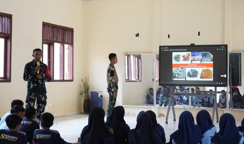 Satgas TMMD ke-129 Kodim 0813/Bojonegoro memberikan materi Wawasan Kebangsaan kepada pelajar SMP Negeri Satu Atap Kesongo, Desa Kesongo, Kecamatan Kedungadem, Kabupaten Bojonegoro.