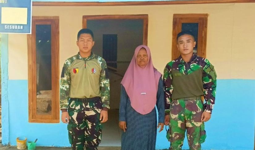  Personel Satgas TMMD ke-129 Kodim 0813/Bojonegoro bersama warga saat menyelesaikan rehabilitasi rumah milik Tini di RT 021/RW 009, Desa Kesongo, Kecamatan Kedungadem, Kabupaten Bojonegoro, Senin (10/8/2026). Foto: Deni Flamboyan/Sumber TMMD Bojonegoro
