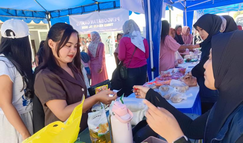 Keterangan Foto: Warga menyerbu pasar murah yang digelar dalam rangka penutupan TMMD ke-129 Kodim 0813/Bojonegoro di Desa Kesongo, Kecamatan Kedungadem, Kamis (13/8/2026). Kegiatan tersebut menyediakan kebutuhan pokok dengan harga terjangkau dan mendapat antusiasme masyarakat. Foto: Deni Flamboyan/Sumber: TMMD Bojonegoro.