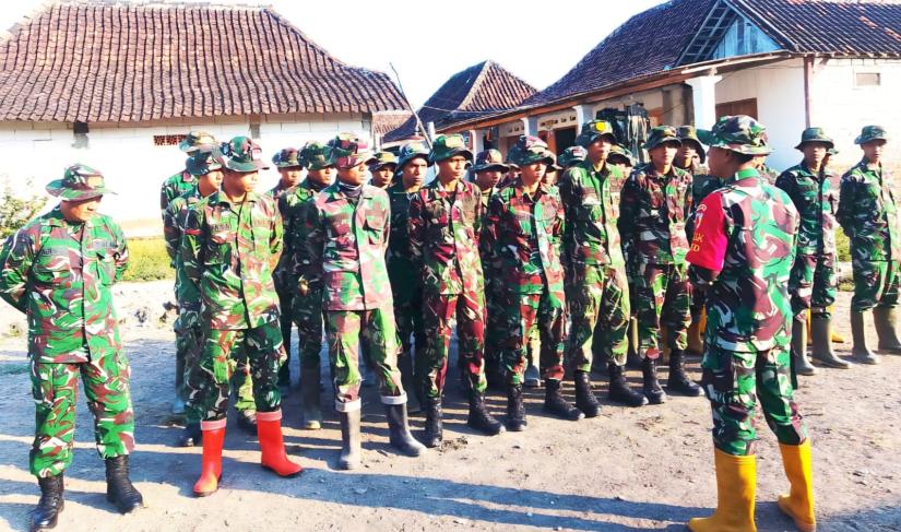 Satuan Setingkat Peleton (SST)-1 SSK Satgas TMMD ke-129 di Desa Kesongo, Kecamatan Kedungadem, Kabupaten Bojonegoro, Senin (20/7/2026).