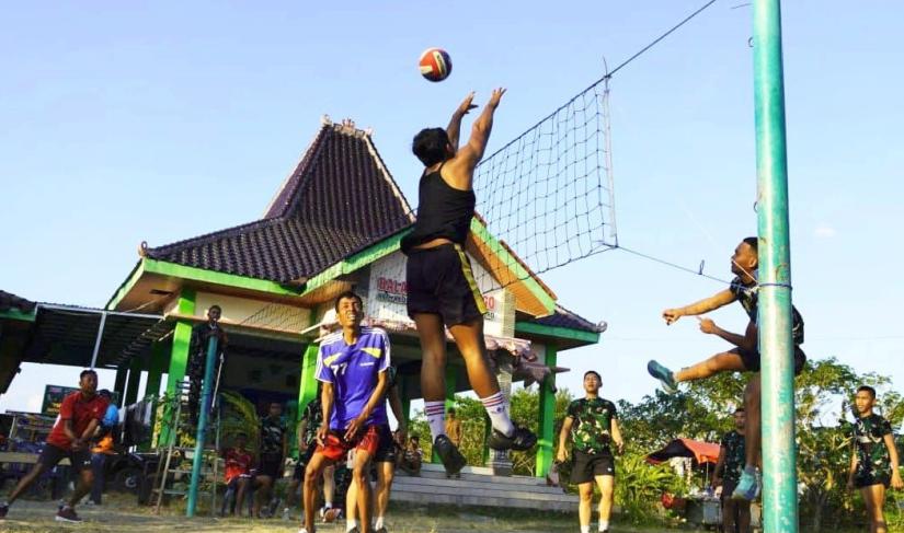 Suasana meriah terlihat di lapangan depan Balai Desa Kesongo, Kecamatan Kedungadem, Kamis (30/7/2026), saat turnamen bola voli antardusun berlangsung. Sorak sorai penonton mengiringi jalannya pertandingan yang diikuti tim-tim dari berbagai dusun di Desa Kesongo.