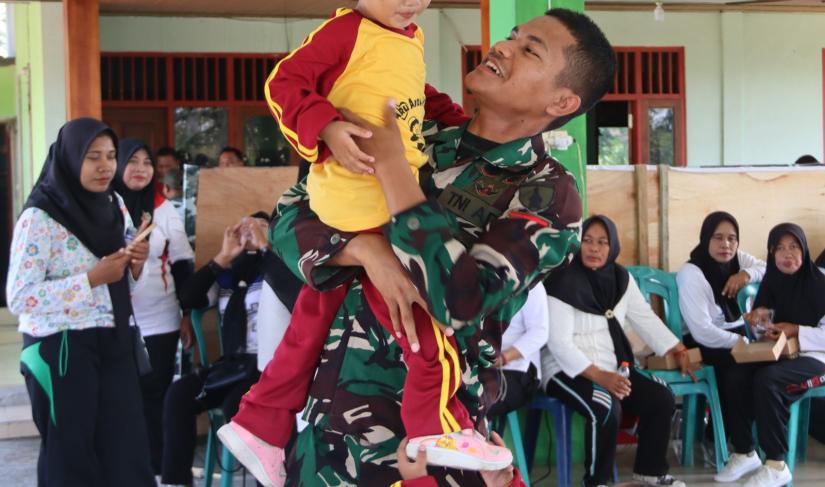Bergandengan tangan dengan Babinsa Desa Kesongo, Serka Lasmidi, para personel Satgas TMMD menerjang terik musim kemarau untuk mendistribusikan air bersih langsung ke rumah-rumah warga di Dusun Krebet RT.013 RW.006, Desa Kesongo, Kecamatan Kedungadem, Kabupaten Bojonegoro, Selasa (4/8/2026).