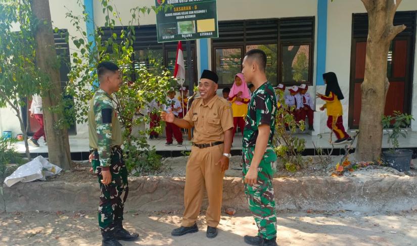Personel Satgas TMMD ke-129 Kodim 0813/Bojonegoro bersama pihak sekolah saat pelaksanaan rehabilitasi empat ruang kelas SDN Kesongo 1, Kecamatan Kedungadem, Kabupaten Bojonegoro, Senin (10/8/2026). Foto: Deni Flamboyan/Sumber TMMD Bojonegoro