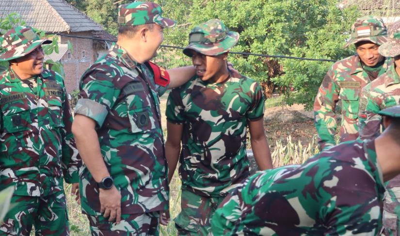 Komandan Satuan Tugas (Dansatgas) TMMD ke-129 Kodim 0813/Bojonegoro, Letkol Inf Dedy Dwi Wijayanto, turun langsung ke lapangan untuk memberikan motivasi kepada seluruh personel yang terlibat dalam pelaksanaan Program TNI Manunggal Membangun Desa (TMMD) ke-129 Tahun 2026 di Desa Kesongo, Kecamatan Kedungadem, Kabupaten Bojonegoro, Rabu (22/7/2026).