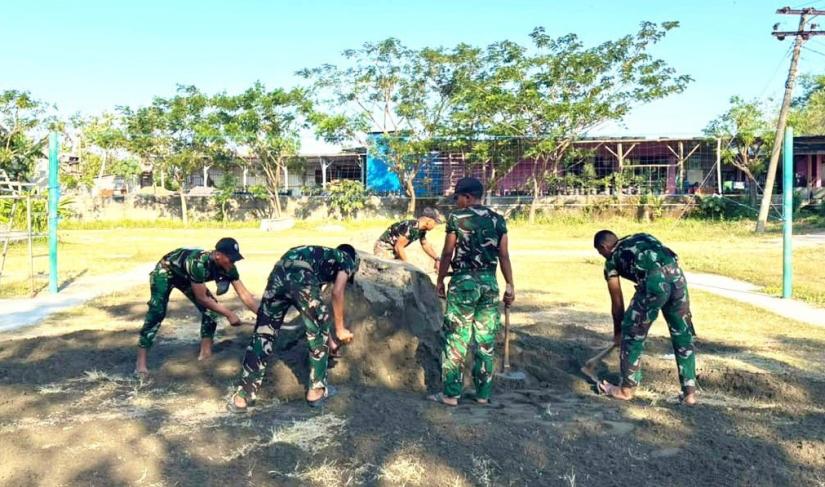 Salah satunya terlihat pada Kamis (23/7/2026), ketika personel Satgas TMMD ke-129 bersama warga bergotong royong melakukan pemerataan lapangan bola voli yang berada di depan Balai Desa Kesongo.