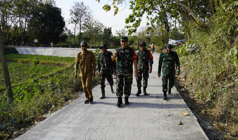Dansatgas memeriksa satu per satu lokasi pembangunan yang tengah dikerjakan personel Satgas TMMD bersama masyarakat. Monitoring lapangan dilakukan sebagai bagian dari pengawasan agar seluruh program dapat diselesaikan tepat waktu dan memberikan manfaat maksimal bagi masyarakat.