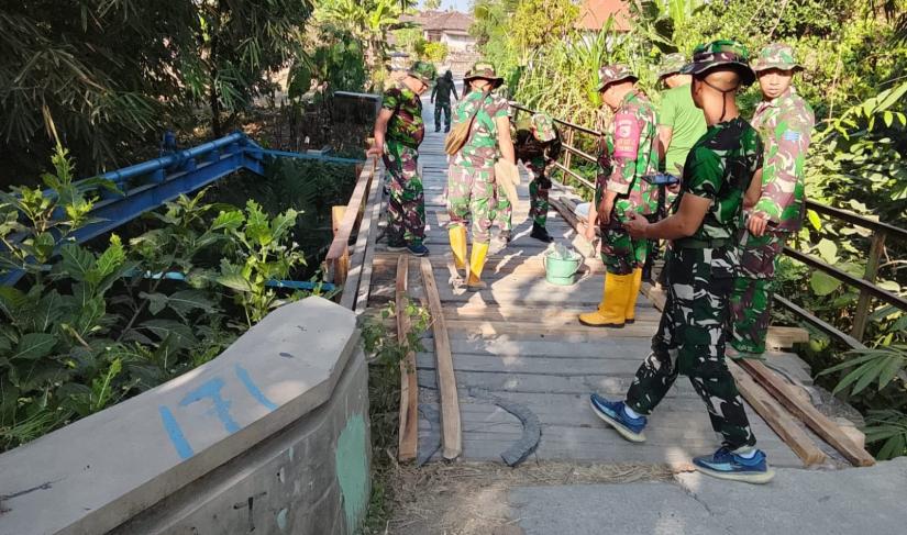 Melalui Program TNI Manunggal Membangun Desa (TMMD) ke-129 Tahun Anggaran 2026, Satgas Kodim 0813 Bojonegoro mulai membangun jembatan yang selama ini menjadi akses vital bagi aktivitas masyarakat.