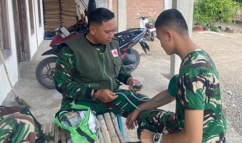 Menyadari pentingnya menjaga stamina pasukan pengabdi rakyat ini, Tim Kesehatan Satgas TMMD menggelar pemeriksaan kesehatan rutin di Posko II Dusun Kedungpandan, Desa Kesongo, Selasa (28/7/2026).