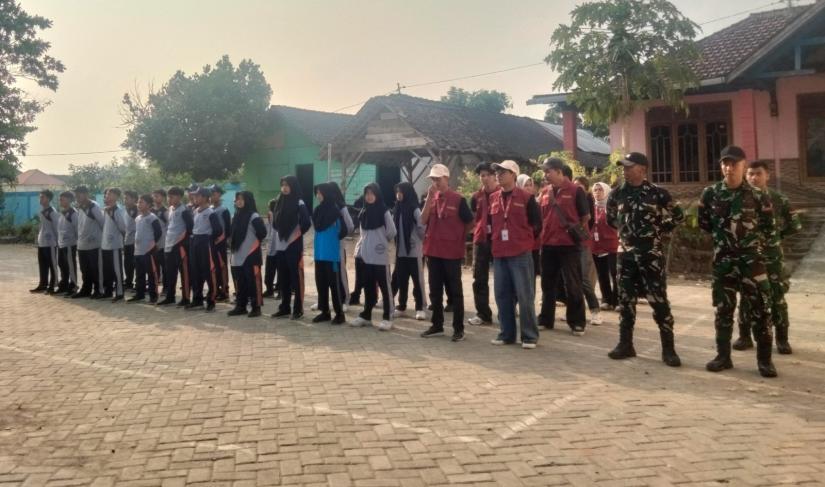 Salah satu kegiatan nonfisik yang digelar adalah Latihan Dasar Kepemimpinan Siswa (LDKS) bagi pelajar SMPN Satu Atap Kesongo, Kecamatan Kedungadem, Kabupaten Bojonegoro, Senin (3/8/2026).