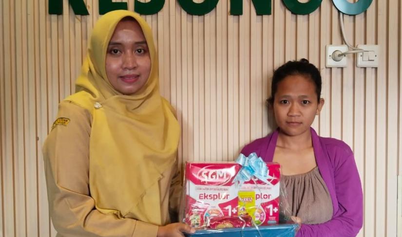 Petugas kesehatan bersama personel Satgas TMMD ke-129 Kodim 0813/Bojonegoro memberikan makanan tambahan (PMT) kepada balita dan ibu hamil di Desa Kesongo, Kecamatan Kedungadem, Kabupaten Bojonegoro, Senin (3/8/2026). Kegiatan ini menjadi bagian dari upaya bersama mempercepat pencegahan stunting dan meningkatkan kualitas kesehatan masyarakat. Foto: Deni Aripandi/Sumber TMMD Bojonegoro.