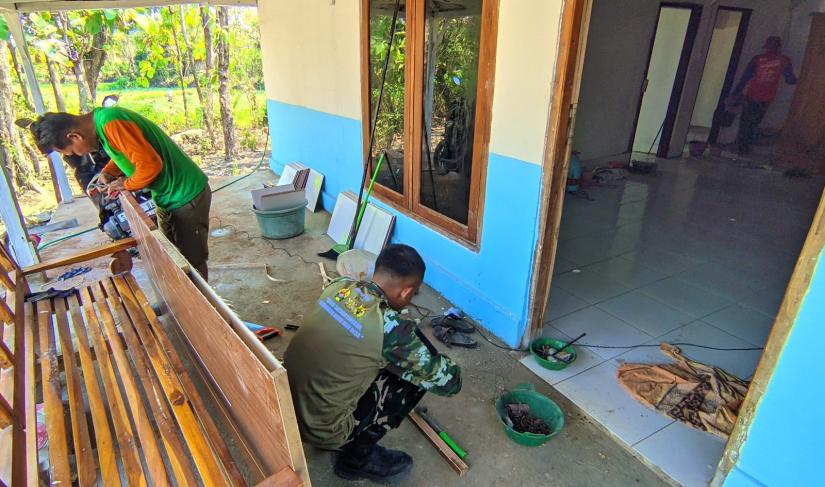 Personel Satgas TMMD ke-129 Kodim 0813 Bojonegoro bersama warga bergotong royong mengerjakan rehabilitasi RTLH milik Jasmiati di Desa Kesongo, Kecamatan Kedungadem, Bojonegoro.
