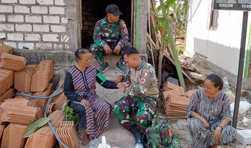 Praka Andi Aprianto, anggota Tim Kesehatan Satgas TMMD ke-129 Kodim 0813/Bojonegoro, melakukan pemeriksaan kesehatan dasar kepada warga Dusun Kedungpandan, Desa Kesongo, Kecamatan Kedungadem, Kabupaten Bojonegoro.