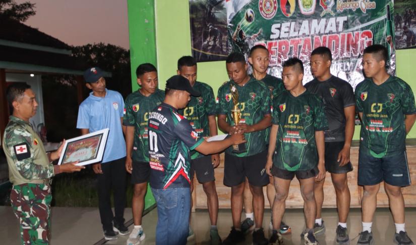 Jajaran Satgas TMMD ke-129 Kodim 0813 Bojonegoro bersama Pemerintah Desa Kesongo menyerahkan piala dan penghargaan kepada para pemenang Turnamen Bola Voli TMMD ke-129 di Desa Kesongo, Kecamatan Kedungadem, Kabupaten Bojonegoro, Sabtu (08/08/2026) malam. Foto: Deni Aripandi/Sumber TMMD Bojonegoro.