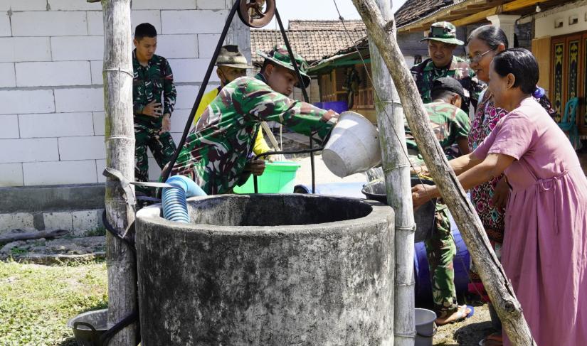 Di tengah menurunnya ketersediaan air bersih akibat musim kemarau, Satgas TMMD menyalurkan 11.000 liter air bersih kepada warga RT 013 RW 006 Dusun Krebet, Desa Kesongo, Kecamatan Kedungadem, Sabtu (25/7/2026).