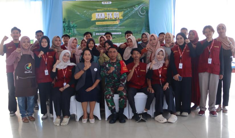 Komandan Satuan Setingkat Kompi (SSK) Satgas TMMD ke-129, Lettu Ckm Purnomo, saat memberikan pembekalan kepada mahasiswa Kuliah Kerja Nyata Tematik Kolaboratif (KKN-TK) 01 Universitas Bojonegoro (Unigoro) di Desa Kesongo, Kecamatan Kedungadem, Kabupaten Bojonegoro, Minggu (2/8/2026).