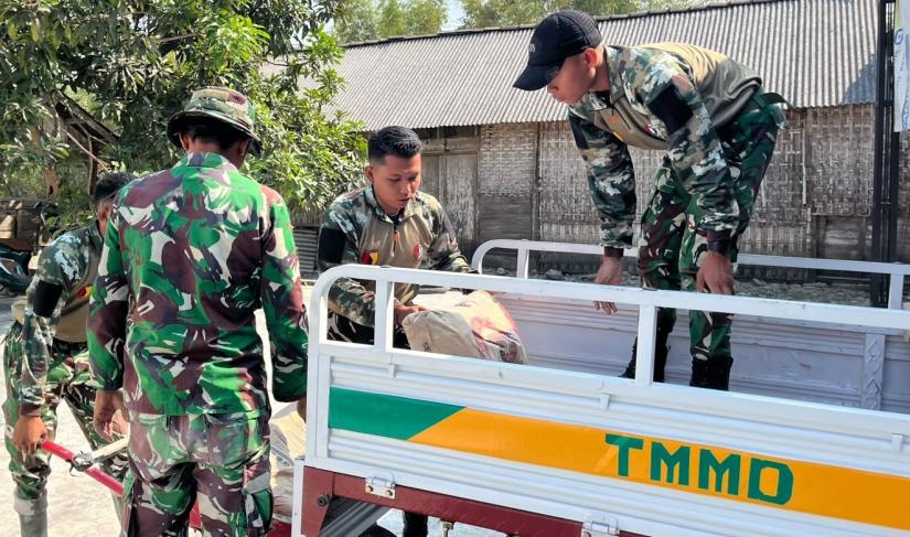 Anggota Satgas TMMD ke-129 Kodim 0813 Bojonegoro melangsir material untuk menyelesaikan pembangunan RTLH milik Kardo di Dusun Bekatul, Desa Kesongo, Kecamatan Kedungadem, Kabupaten Bojonegoro, Minggu (09/08/2026). Foto: Deni Aripandi/Sumber TMMD Bojonegoro.