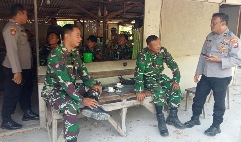 Salah satu yang merasakan manfaat tersebut adalah Warung Kopi milik Pak Yon. Sejak dimulainya pelaksanaan TMMD, warung sederhana itu semakin ramai dikunjungi personel Satgas TMMD maupun warga yang terlibat dalam kegiatan gotong royong.