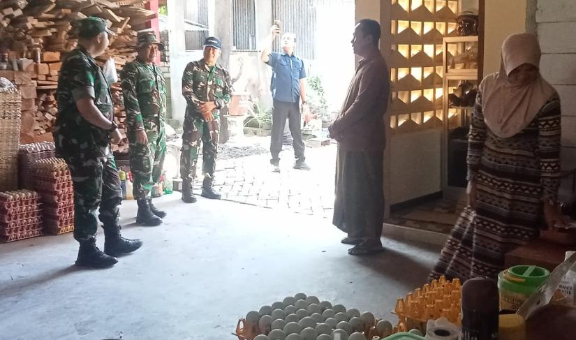 Komandan Satuan Tugas (Dansatgas) TMMD ke-129 Kodim 0813/Bojonegoro, Letkol Inf Dedy Dwi Wijayanto, memanfaatkan sela-sela peninjauan pelaksanaan Program TNI Manunggal Membangun Desa (TMMD) ke-129 Tahun 2026 dengan mengunjungi UMKM Telur Asin Pak Babhin di Desa Kesongo, Kecamatan Kedungadem, Kabupaten Bojonegoro, Rabu (22/7/2026).