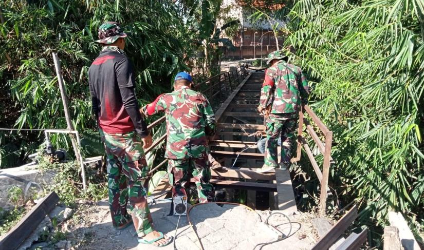 Pengerjaan infrastruktur vital ini dilakukan secara bahu-membahu dan penuh semangat gotong royong antara personel Satgas TMMD dengan masyarakat setempat.
