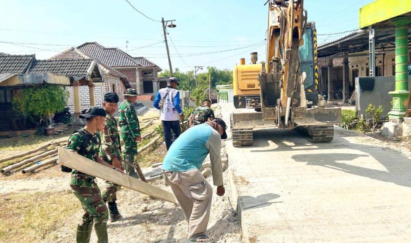 Aksi nyata tersebut merupakan bagian dari komitmen berkelanjutan TNI dalam mempercepat pembangunan infrastruktur pedesaan melalui Program TNI Manunggal Membangun Desa (TMMD) ke-129 Kodim 0813 Bojonegoro.