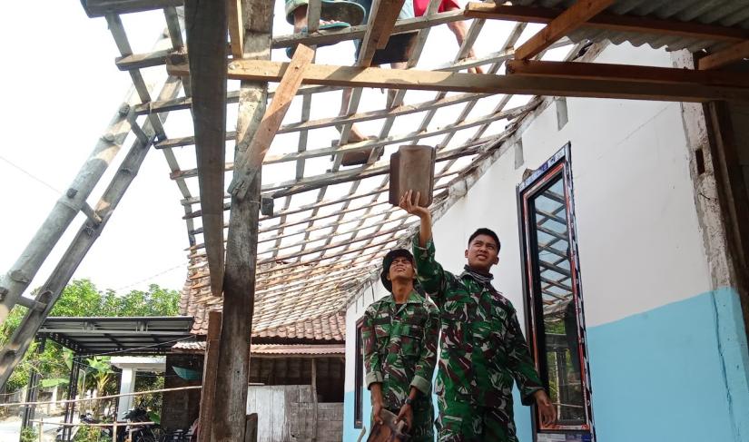  Salah satu rumah yang kini memasuki tahap penyelesaian adalah milik Bapak Ladi (48), warga RT 011 RW 005 Dusun Pereng, Desa Kesongo, Kecamatan Kedungadem, Kabupaten Bojonegoro, Sabtu (1/8/2026).