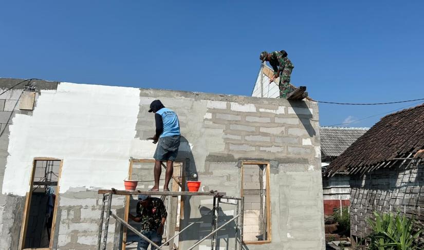 Memasuki tahap akhir pengerjaan, personel Satgas TMMD bersama warga bergotong royong menyelesaikan proses finishing rumah milik Koko Margono di Dusun Krebet, RT 013 RW 006, Desa Kesongo, Kecamatan Kedungadem, Minggu (2/8/2026).