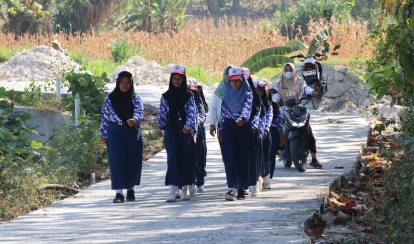 Siswa-siswi SDN Kesongo II berlatih gerak jalan di atas jalan rabat beton hasil program TMMD ke-129 Kodim 0813/Bojonegoro di Dusun Kedungpandan, Desa Kesongo, Kecamatan Kedungadem, Rabu (5/8/2026). Jalan sepanjang 550 meter tersebut kini dimanfaatkan masyarakat untuk berbagai aktivitas, termasuk latihan menyambut HUT ke-81 Kemerdekaan Republik Indonesia. Foto: Deni Aripandi/Sumber TMMD Bojonegoro.