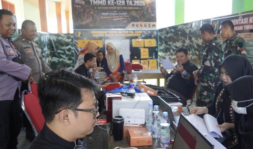 Dorong Adminduk Digital: Satgas TMMD ke-129 Kodim 0813 Bojonegoro bersama Dispendukcapil Kabupaten Bojonegoro memberikan sosialisasi dan pelayanan administrasi kependudukan kepada warga Desa Kesongo, Kecamatan Kedungadem, Kamis (6/8/2026). Warga dikenalkan dengan layanan Panah Srikandi dan Identitas Kependudukan Digital (IKD) untuk mempermudah akses pelayanan administrasi.