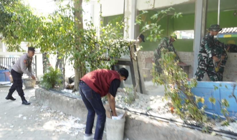 Personel Satgas TMMD bersama anggota Polsek Kedungadem, mahasiswa Kuliah Kerja Nyata Tematik Kolaboratif (KKN-TK) Universitas Bojonegoro (Unigoro), serta warga setempat bahu-membahu menyelesaikan proses renovasi sekolah agar segera dapat dimanfaatkan sebagai sarana belajar yang lebih aman, nyaman, dan representatif bagi para siswa.