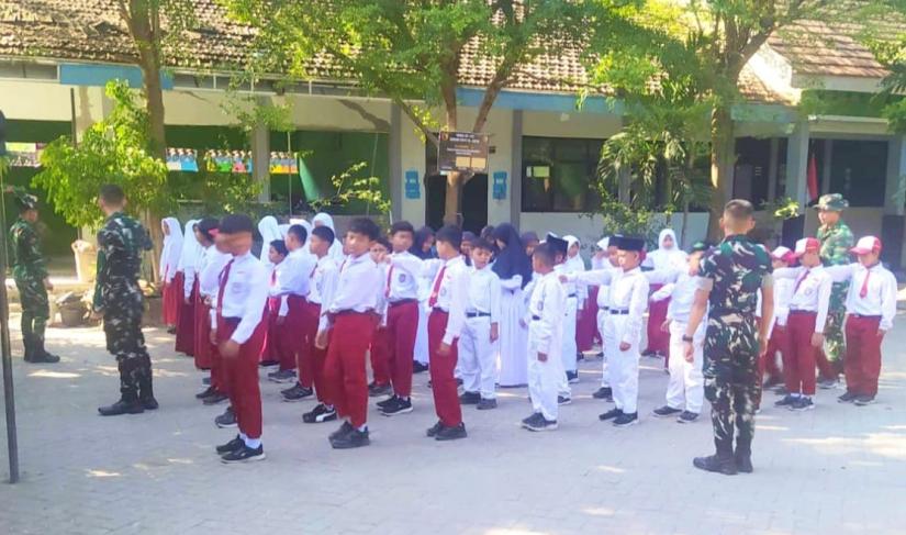 Kehadiran prajurit TNI di tengah lingkungan sekolah juga menciptakan suasana yang akrab. Interaksi yang terjalin selama latihan membuat para siswa lebih percaya diri dan semakin termotivasi untuk memberikan penampilan terbaik pada perlombaan mendatang.