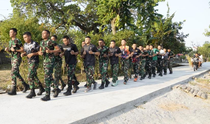 Salah satu upaya yang dilakukan adalah menggelar pembinaan fisik (Binsik) berupa lari sore di jalan cor beton yang telah selesai dibangun di Dusun Kedungpandan, Desa Kesongo, Kecamatan Kedungadem, Minggu (26/7/2026).