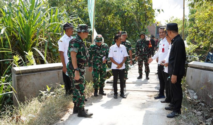 TNI Manunggal Membangun Desa, adalah wujud nyata kolaborasi lintas sektoral antara TNI, pemerintah daerah, kepolisian, pemerintah desa dan masyarakat dalam rangka mempercepat pembangunan di daerah pedesaan.