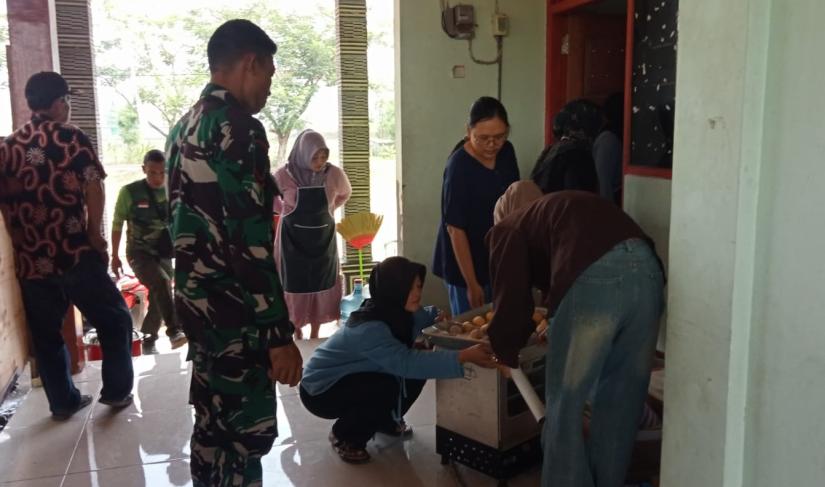 Salah satu kegiatan nonfisik yang digelar adalah pelatihan pembuatan roti bagi ibu-ibu PKK Desa Kesongo, Kecamatan Kedungadem, Kabupaten Bojonegoro, Kamis (30/7/2026).