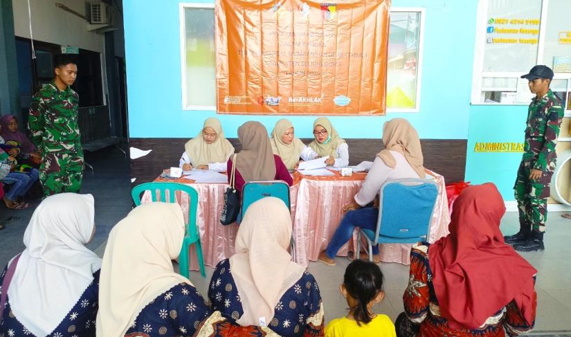 Foto: Petugas kesehatan bersama Satgas TMMD ke-129 Kodim 0813/Bojonegoro memberikan pelayanan Safari Keluarga Berencana (KB) Gratis kepada masyarakat di UPTD Puskesmas Kesongo, Kecamatan Kedungadem, Kabupaten Bojonegoro, Rabu (5/8/2026), sebagai bagian dari program nonfisik TMMD untuk mewujudkan keluarga sehat dan berkualitas. Foto: Deni Aripandi/Sumber TMMD Bojonegoro.