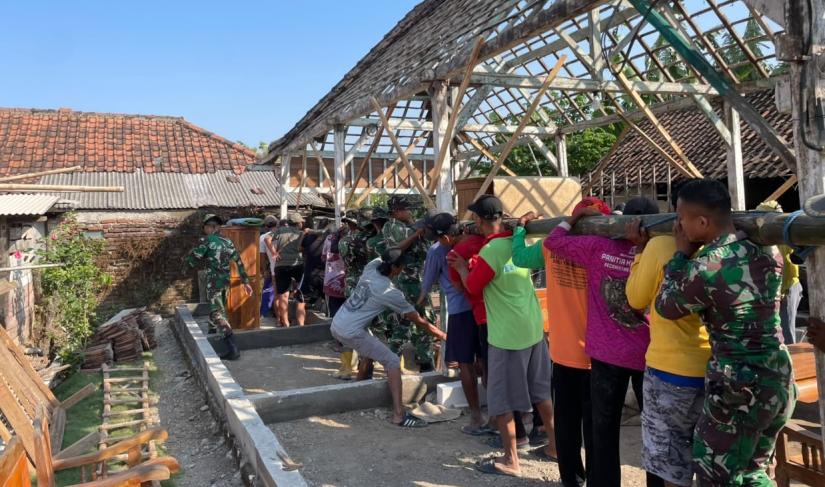 Semangat gotong royong kembali menjadi pemandangan yang menghangatkan hati dalam pelaksanaan Program TNI Manunggal Membangun Desa (TMMD) ke-129 Kodim 0813/Bojonegoro di Desa Kesongo, Kecamatan Kedungadem, Minggu (19/7/2026).