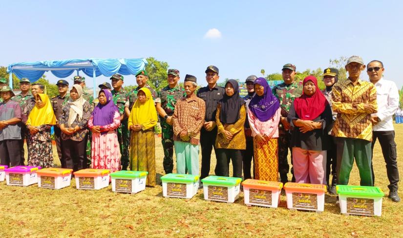 Keterangan Foto: Penyaluran bantuan sembako kepada masyarakat dalam rangkaian penutupan TMMD ke-129 Tahun 2026 di Desa Kesongo, Kecamatan Kedungadem, Kabupaten Bojonegoro, Kamis (13/8/2026). Kegiatan sosial tersebut menjadi bentuk kolaborasi TNI, pemerintah daerah, dunia usaha, dan masyarakat untuk membantu memenuhi kebutuhan warga. Foto: Deni Flamboyan/Sumber: TMMD Bojonegoro.