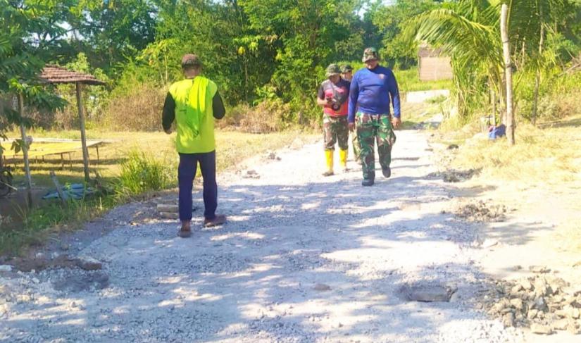 Kami sangat berterima kasih kepada bapak-bapak TNI yang membangun jalan di desa kami. Walaupun pekerjaannya belum selesai, kami yakin setelah rampung nanti akses masyarakat akan jauh lebih baik, sehingga aktivitas sehari-hari menjadi lebih mudah dan nyaman