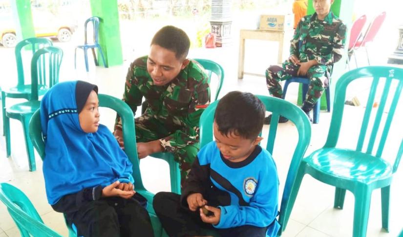 Suasana hangat dan penuh tawa mewarnai sela-sela kegiatan TMMD di Desa Kesongo, Kecamatan Kedungadem, Kabupaten Bojonegoro, Selasa (28/7/2026).
