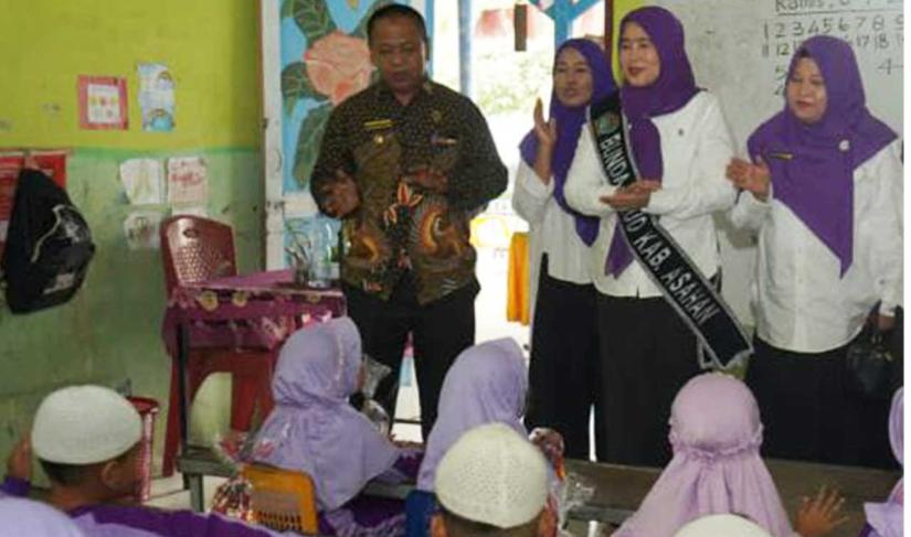Ny. Yusnila Wati, Bunda PAUD sekaligus Ketua Tim Pembina (TP) Posyandu Kabupaten Asahan, melakukan kunjungan kerja ke PAUD dan Posyandu di beberapa kecamatan, Kamis (08/01/2026).