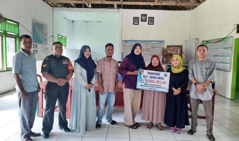 Pemdes Tanah Rekah menyalurkan BLT-DD kepada 12 KPM di Kantor Desa setempat, Rabu (25/3/2026). (Oye/PenaRafflesia.Com)