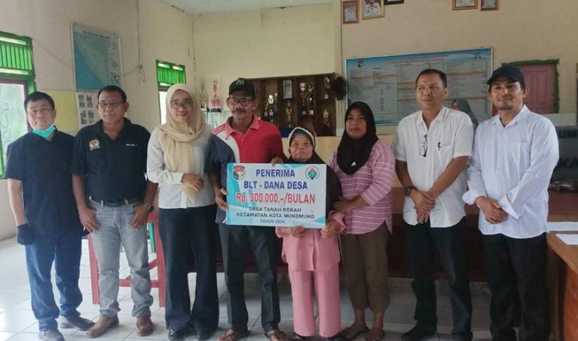 Pemdes Tanah Rekah menyalurkan BLT-DD tahap keenam kepada KPM di Kantor Desa setempat, Rabu (10/6/2026). (Oye/PenaRafflesia.Com)