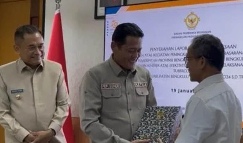 etua DPRD Kabupaten Bengkulu Tengah, Fepi Suheri, S.A.P., menerima Laporan Hasil Pemeriksaan (LHP) Kinerja terkait efektivitas upaya penuntasan Tuberkulosis (TBC) dari Badan Pemeriksa Keuangan (BPK) RI Perwakilan Bengkulu, Senin (19/01/2026).