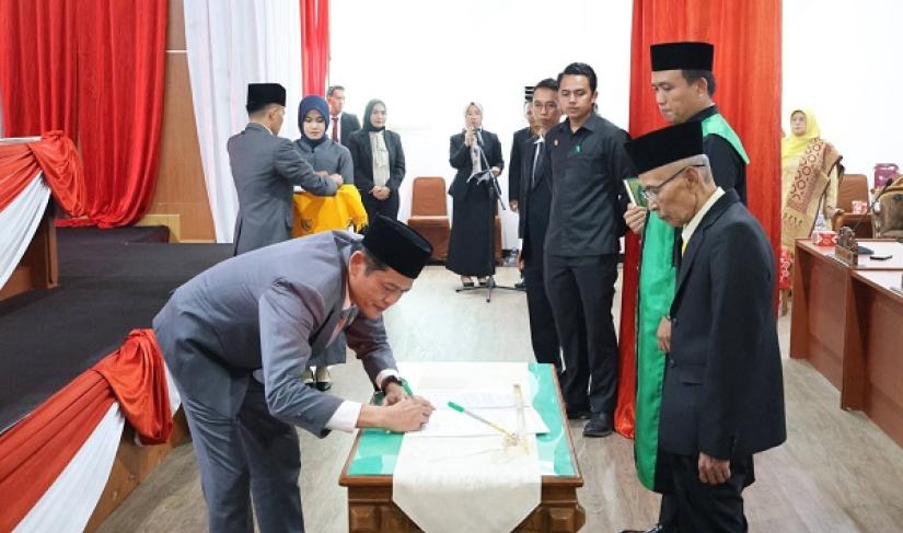 Pengambilan sumpah janji Ahmad Syarkawi sebagai anggota DPRD Bengkulu Tengah sisa masa jabatan 2024–2029 di ruang rapat paripurna, Senin (4/5/2026).