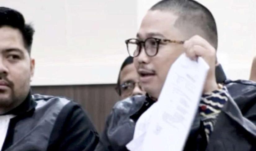 PH Iman Sumantri, Muhammad Rullyandi membela kliennya dalam persidangan di Pengadilan Tipikor Bengkulu, Senin (12/01/2026). (Oki/PenaRafflesia.Com)