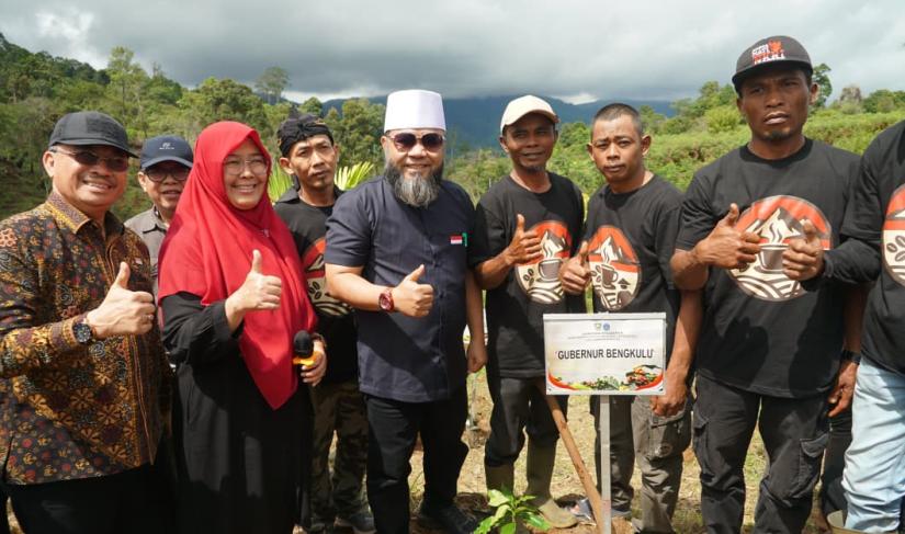 Penanaman Kopi Merah Putih di Desa Mangku Rajo, Kecamatan Lebong Selatan, Kabupaten Lebong, Sabtu (7/2). (poto dok: MC)