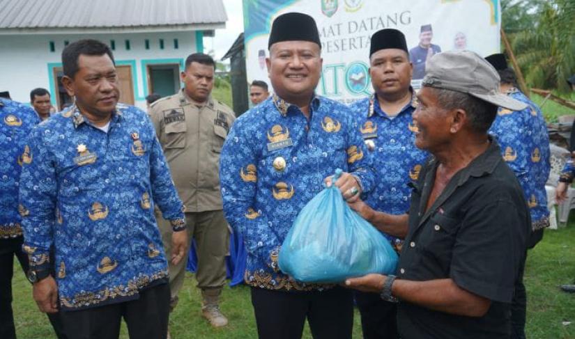 Wakil Bupati Asahan, Rianto, SH, MAP menyalurkan bantuan logistik, Rabu (18/02/2026) 