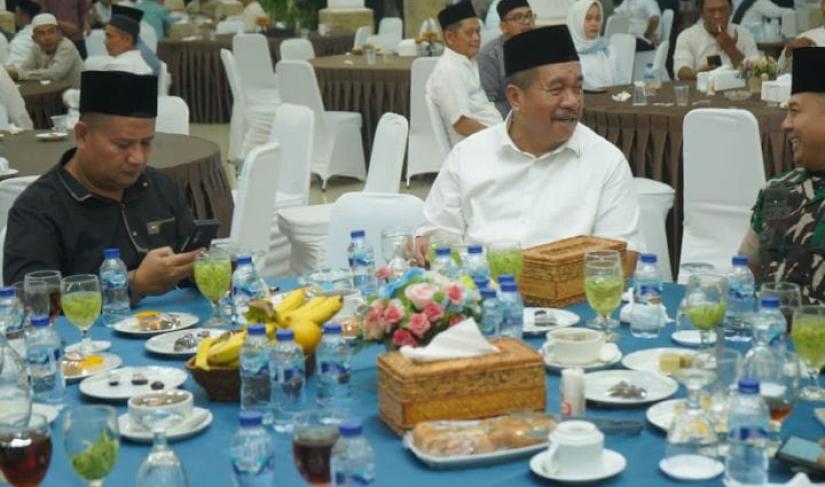 Kegiatan berbuka puasa bersama dan shalat berjamaah di Pendopo Rumah Dinas Bupati Asahan, Senin (23/02/2026).