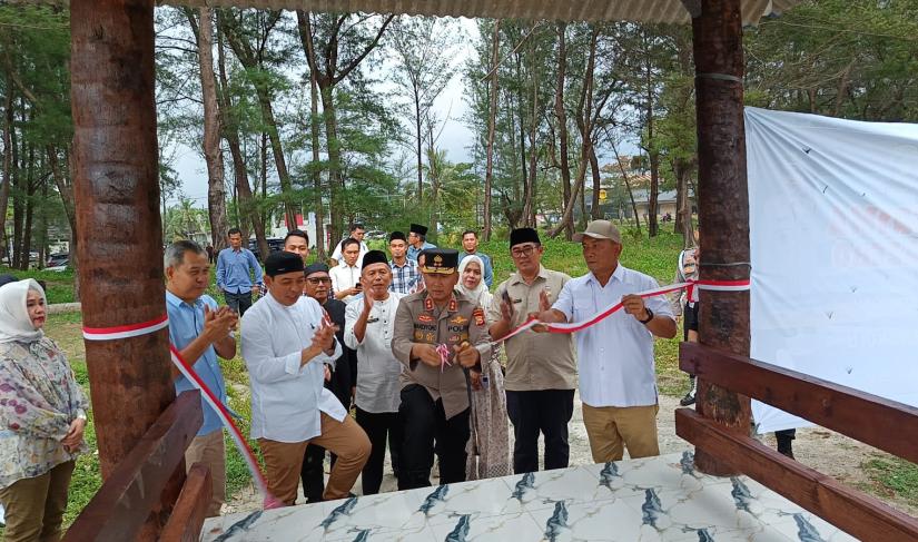Pembangunan gazebo di kawasan wisata Pantai Panjang Bengkulu, Selasa (10/3/2026)